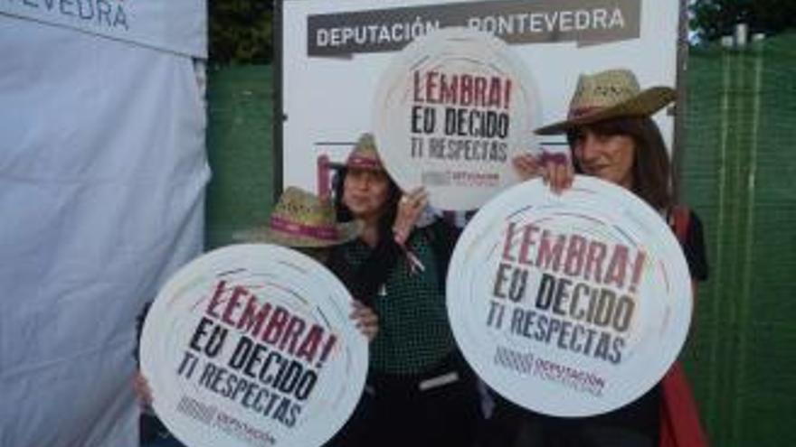 La carpa informativa instalada en el festival de As Revenidas contra las agresiones sexuales. // Noé Parga