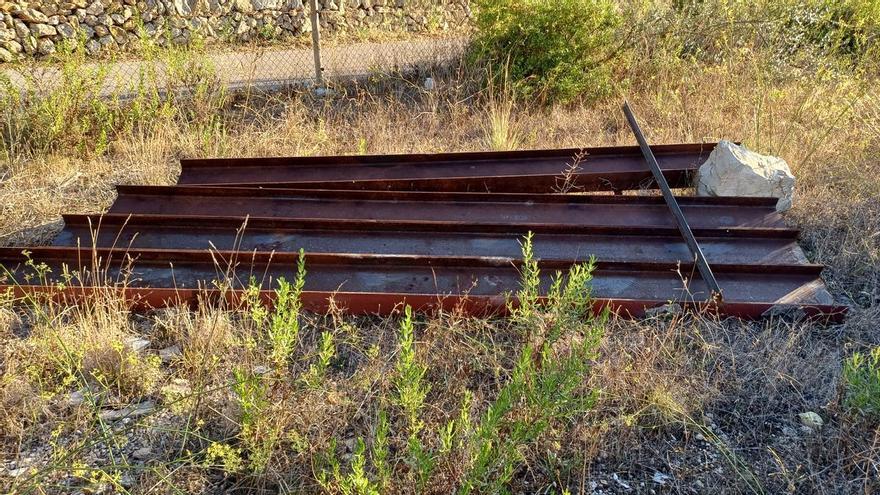 Umstrittene Skulptur im Besitz der Stadt Palma scheinbar achtlos auf Feld in Calvià auf Mallorca deponiert