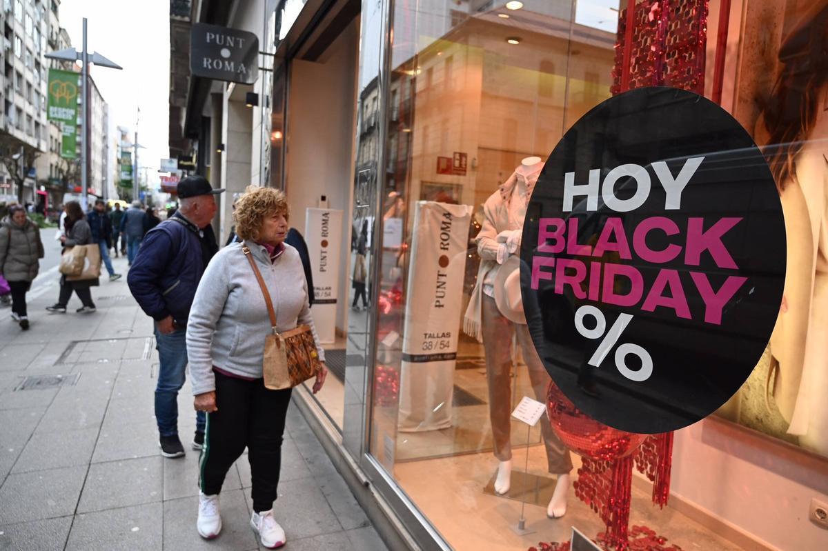 Un escaparate con el cartel promocional.