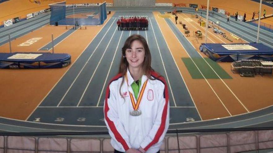 Sofia Zorrilla amb la medalla de plata aconseguida en els estatals júniors celebrats a València