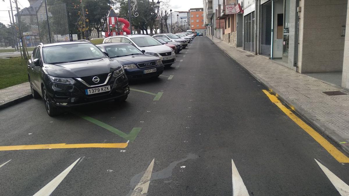 Imagen de la calle Iryda con su nuevo aparcamiento en batería. |  // L.D.