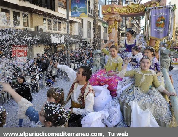 GALERÍA DE FOTOS - El Coso Multicolor inunda de confeti Castellón