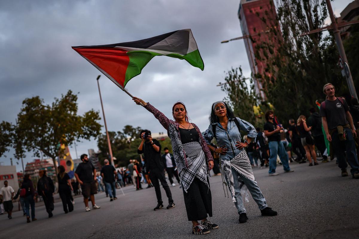 Dues dones mostren una bandera palestina durant una manifestació a Barcelona