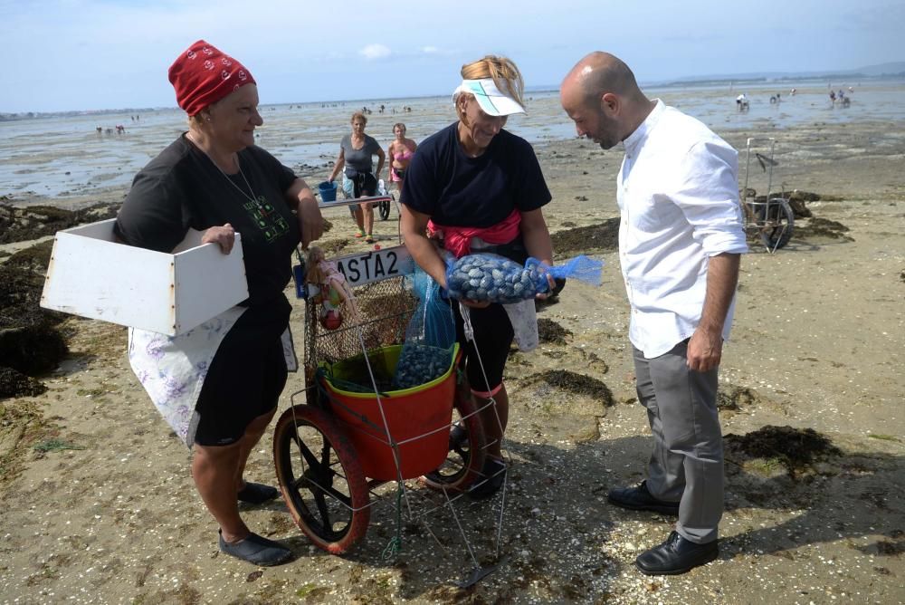 Villares se acerca en Cambados a la actividad de los sectores productivos - El líder de En Marea visita la localidad arousana para pasear por la plaza de abastos, visitar Martín Códax y departir con l