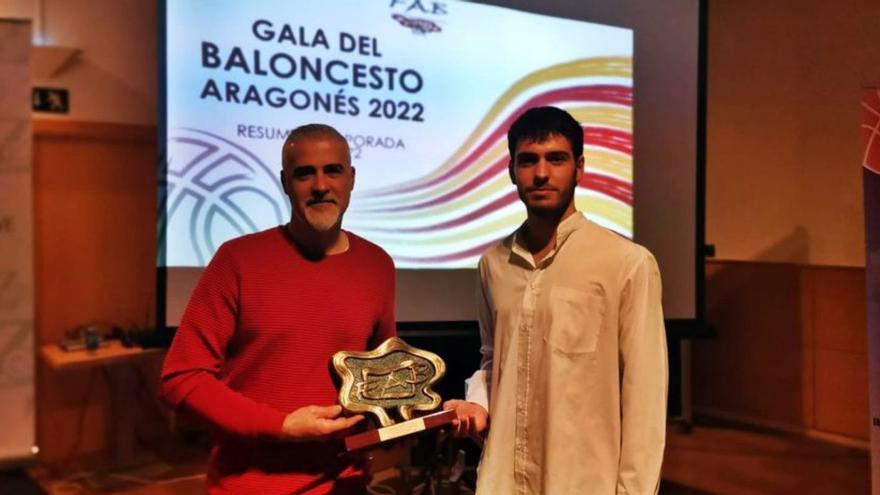 Entrega del galardón al Club Baloncesto de La Muela. | SERVICIO ESPECIAL