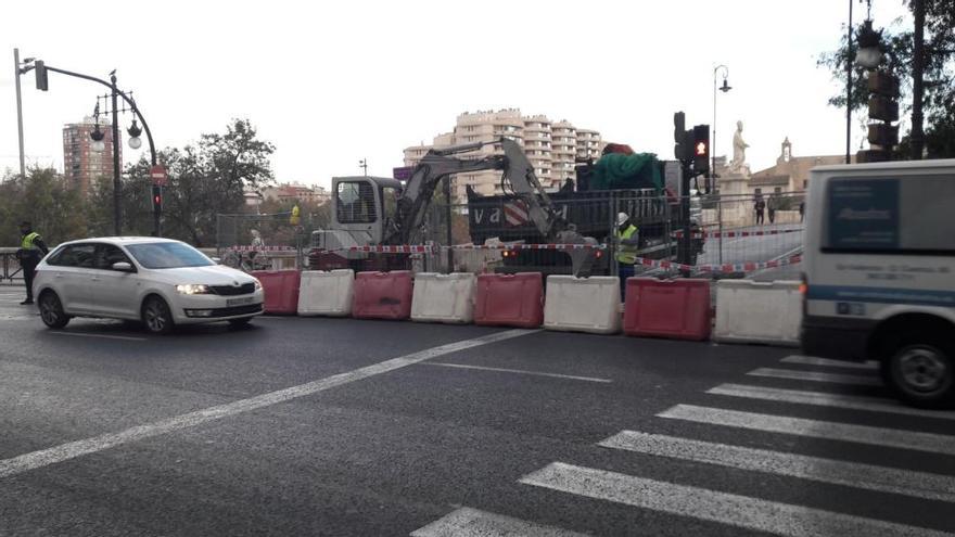 El puente, cortado, en la marginal derecha del viejo cauce