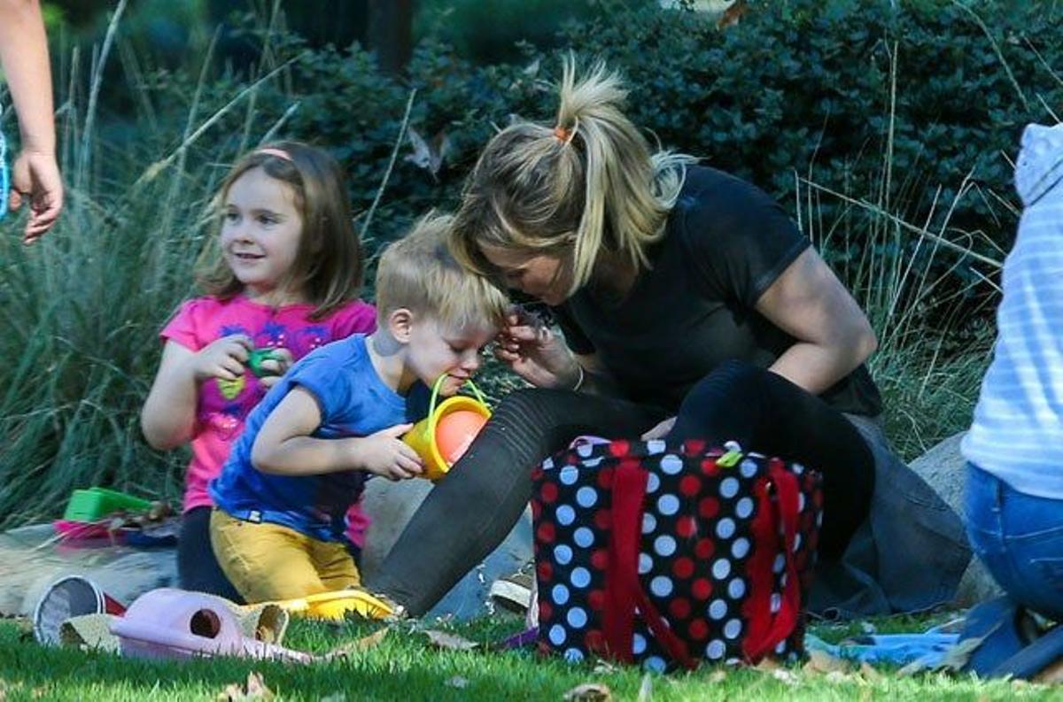 Hilary Duff se divierte con su hijo Luca en el parque