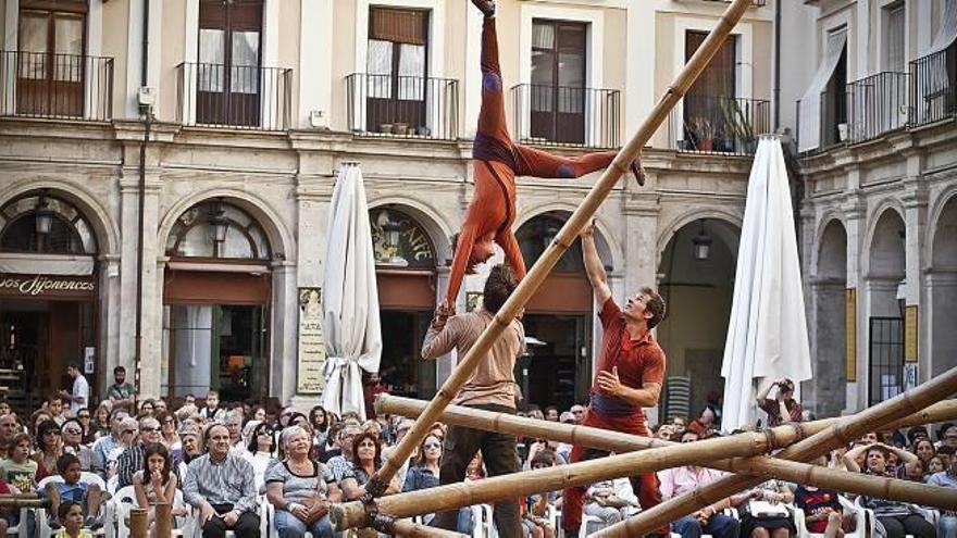 Circo y teatro inundan la tercera jornada del evento