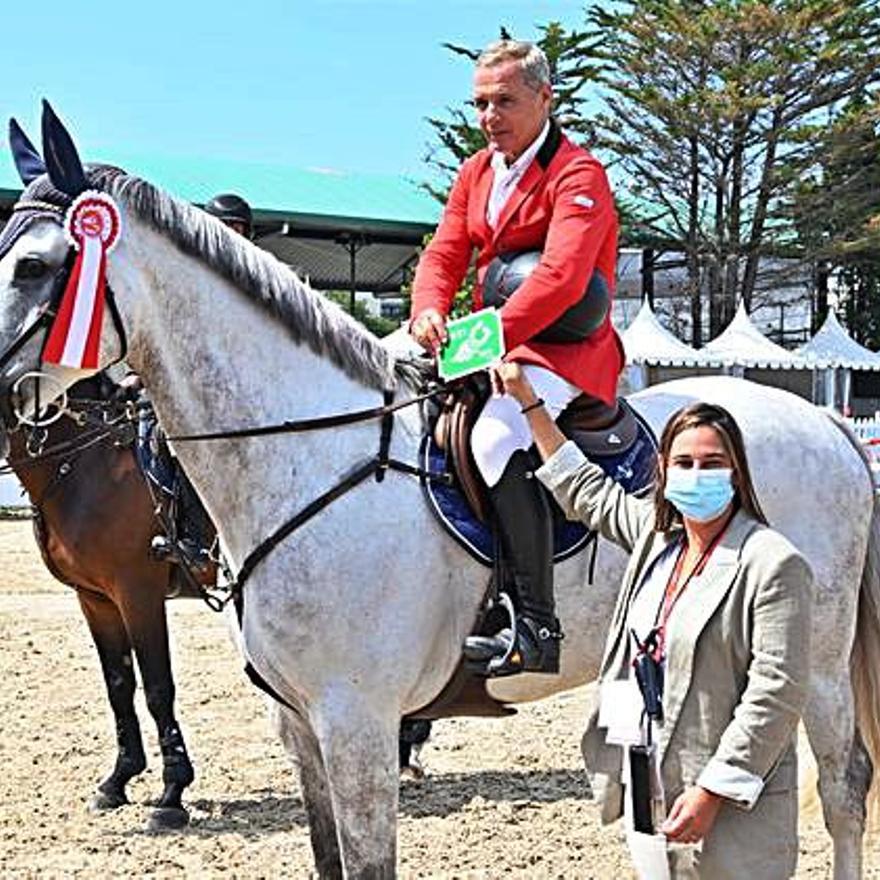 Leonardo Medal recibe la placa como ganador del trofeo TSK. |  Á. G.