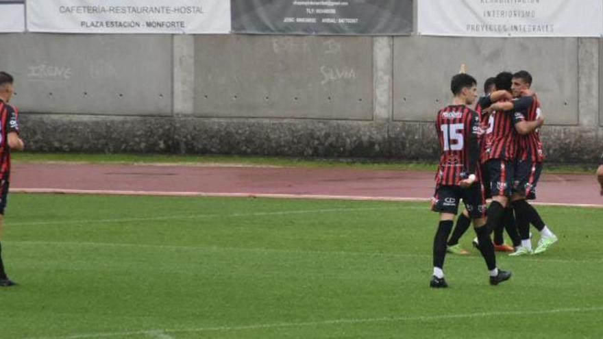 Los jugadores del Lalín corren a abrazar a Borja después de haber conseguido, ayer en Monforte, el segundo gol rojinegro.