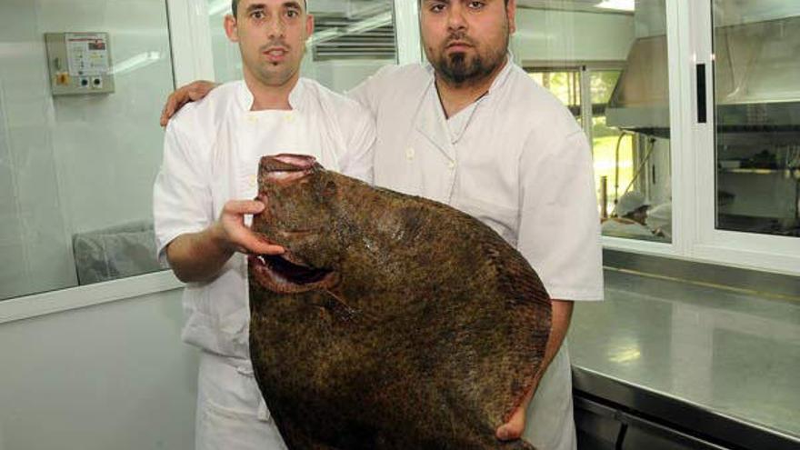 El ejemplar de rodaballo, en todo su esplendor y a la espera de ser cocinado.