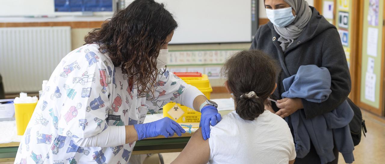 Inicio del proceso de vacunación contra la Covid19 en centros escolares de Castelló. En la imagen el CEIP Soler i Godes