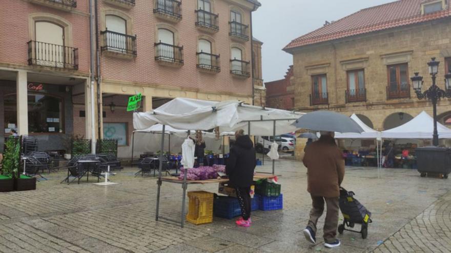 La lluvia en Benavente obliga a desmontar los puestos del mercadillo de La Vizana y reduce las ventas en el de las verduras