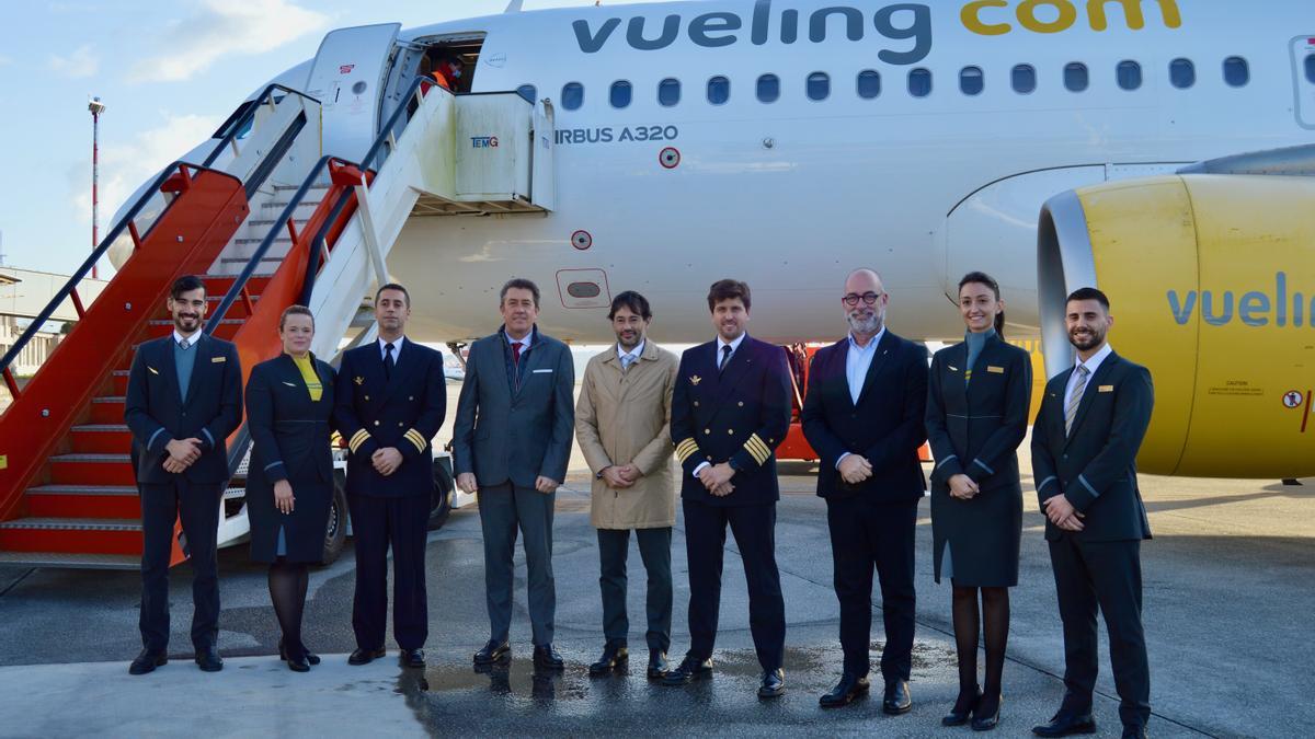 Recepción en la pista del aeropuerto de A Coruña al primer vuelo procedente de Londres-Gatwick que ha aterrizado en Alvedro este viernes 1 de abril de 2022.