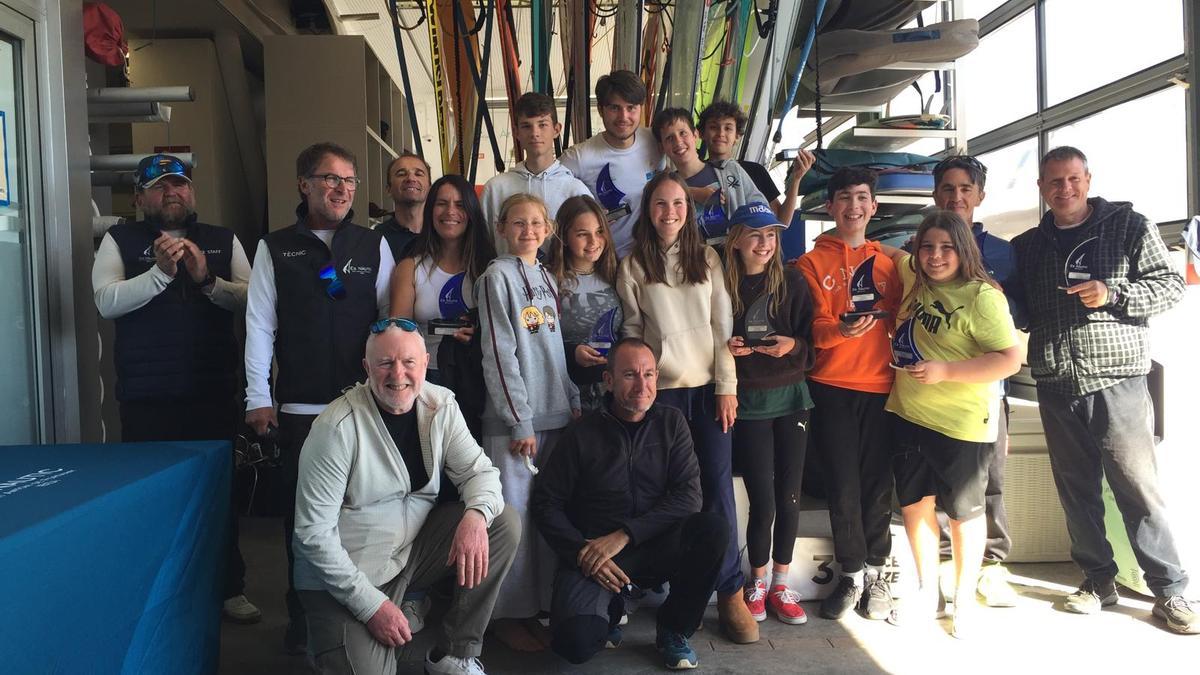 Participantes en la jornada de windsurf.