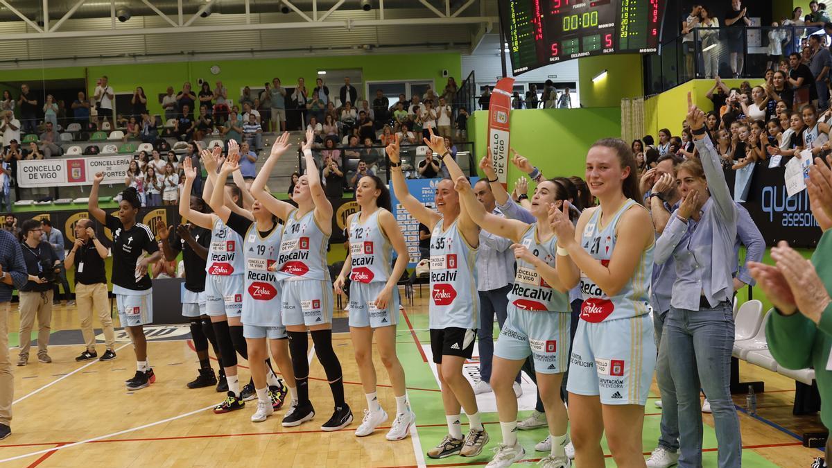 Las jugadoras del Celta Zorka celebran el ascenso a Liga Endesa en el último partido.