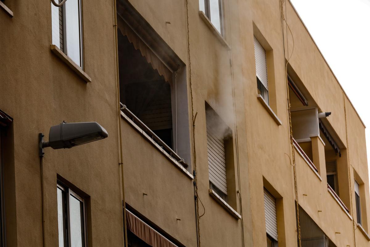 Un incendio provocado por un calefactor obliga a desalojar varias viviendas en Alcoy
