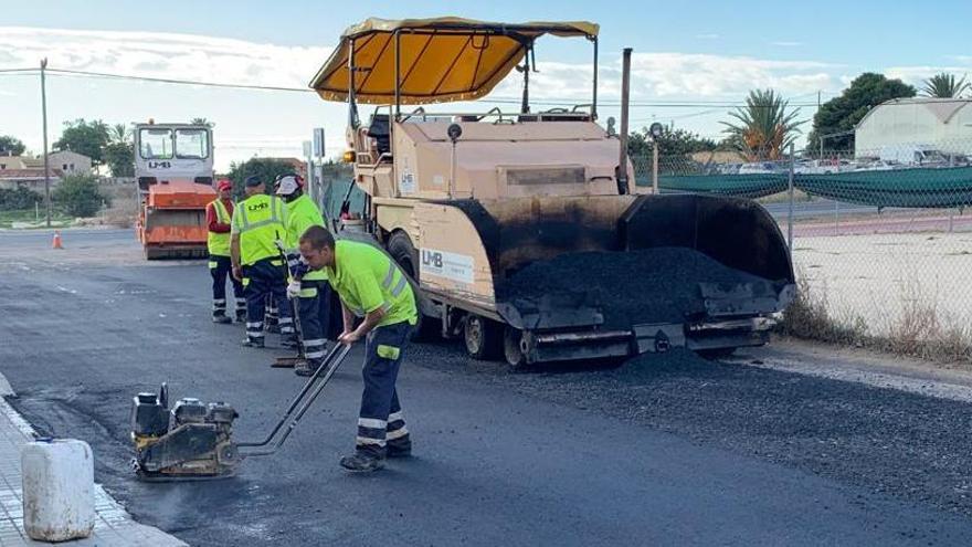 Un instante de los trabajos de asfaltado esta mañana en Torrellano