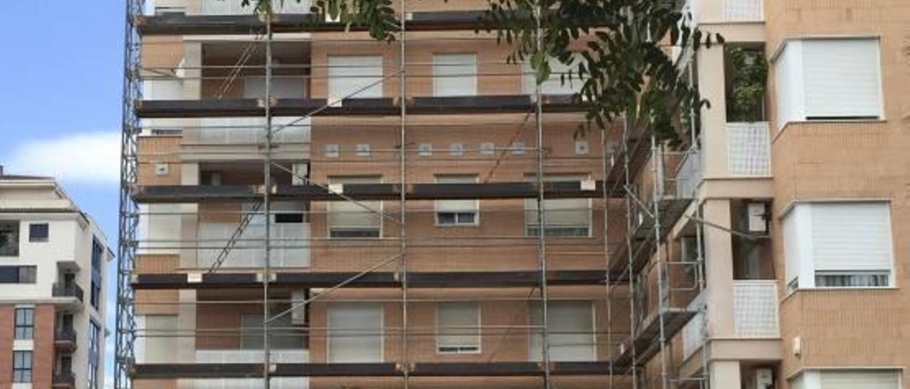 La zona residencial del bulevar ha sufrido también problemas con las calidades de algunos inmuebles. En la imagen se puede observar un edificio con un andamio para subsanar los desperfectos tras años de pugna con la constructora o el edificio de la Ciudad de la Justicia, que también tiene grietas f àngel sánchez