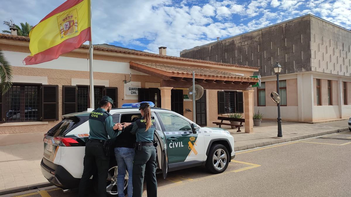 Agentes de la Guardia Civil detienen al presunto estafador de su exjefe.