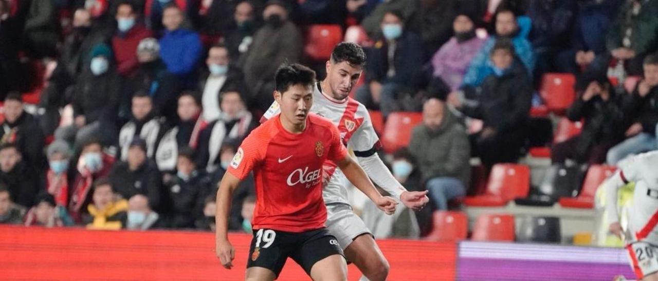 Kang In Lee, presionado por Santi Comesaña, en el partido de la primera vuelta de la pasada temporada en Vallecas.