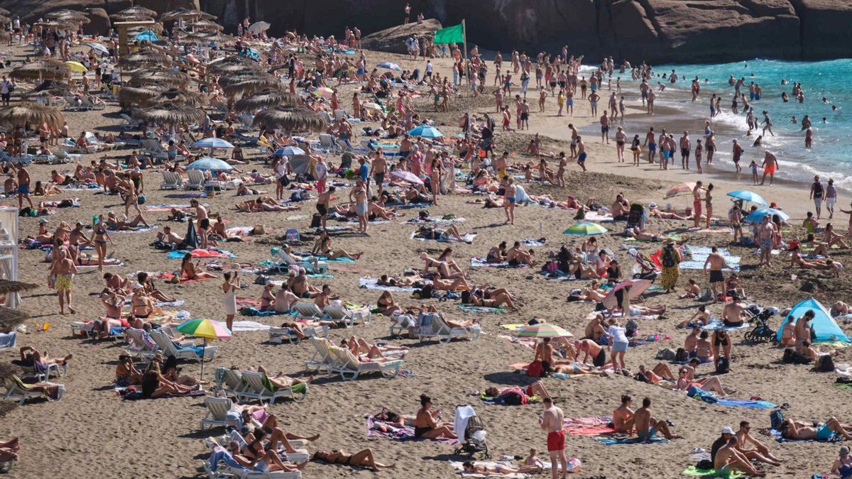 Imagen tomada el pasado mes de diciembre de una playa del Duque, en Adeje, abarrotada de residentes y turistas. | | CARSTEN W. LAURITSEN