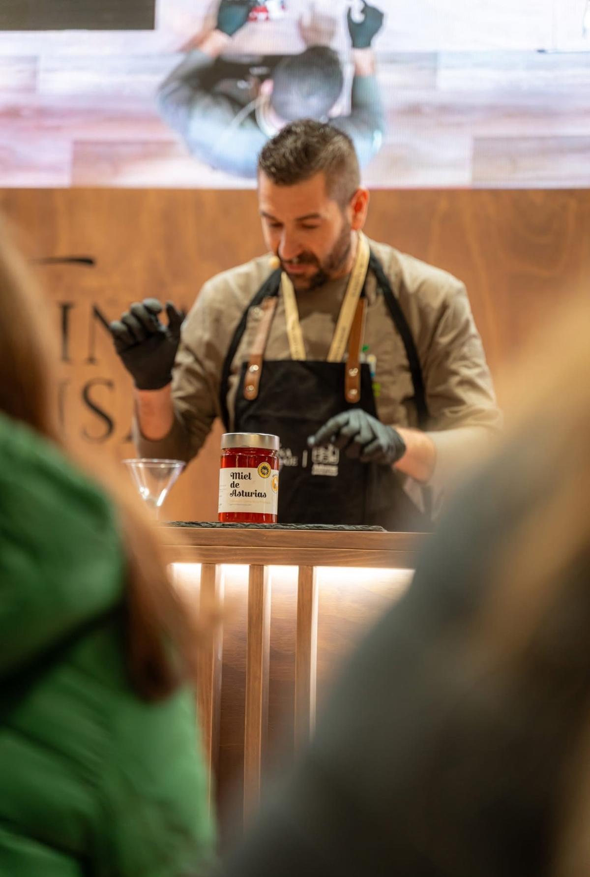 Marcos Cienfuegos, elaborando un plato en Fitur.