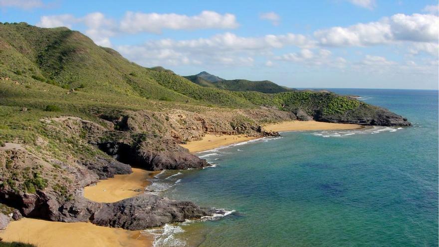 Nuevas restricciones en Calblanque esta Semana Santa: límite de coches, pesca regulada y sin mascotas en la playa