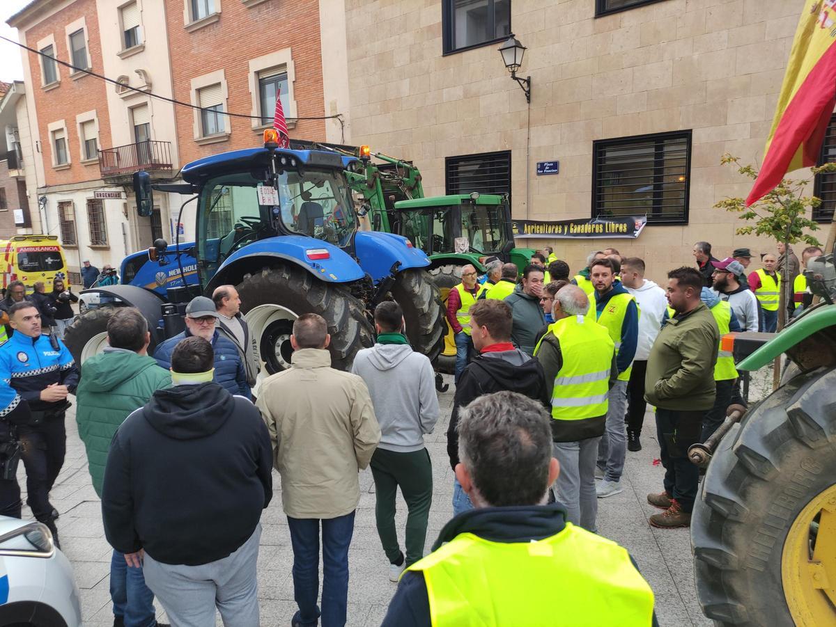 GALERÍA | La concentración de agricultores y ganaderos ante los juzgados de Benavente, en imágenes