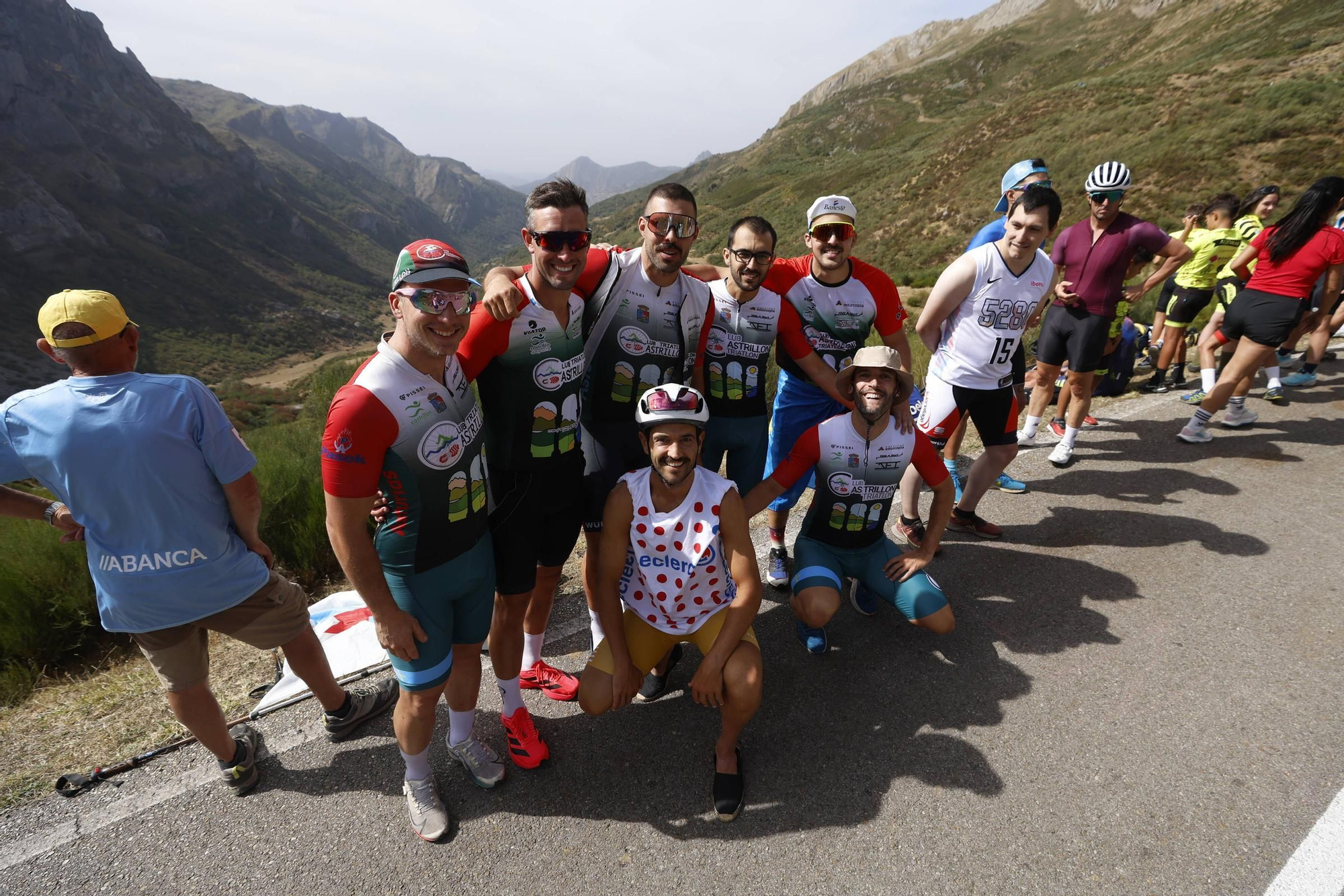 FOTOS: Ambientazo en Asturias para seguir una jornada de ciclismo con la Vuelta a España
