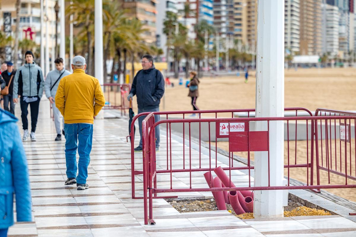 Obras para cambiar la catenaria de la playa de Levante de Benidorm.