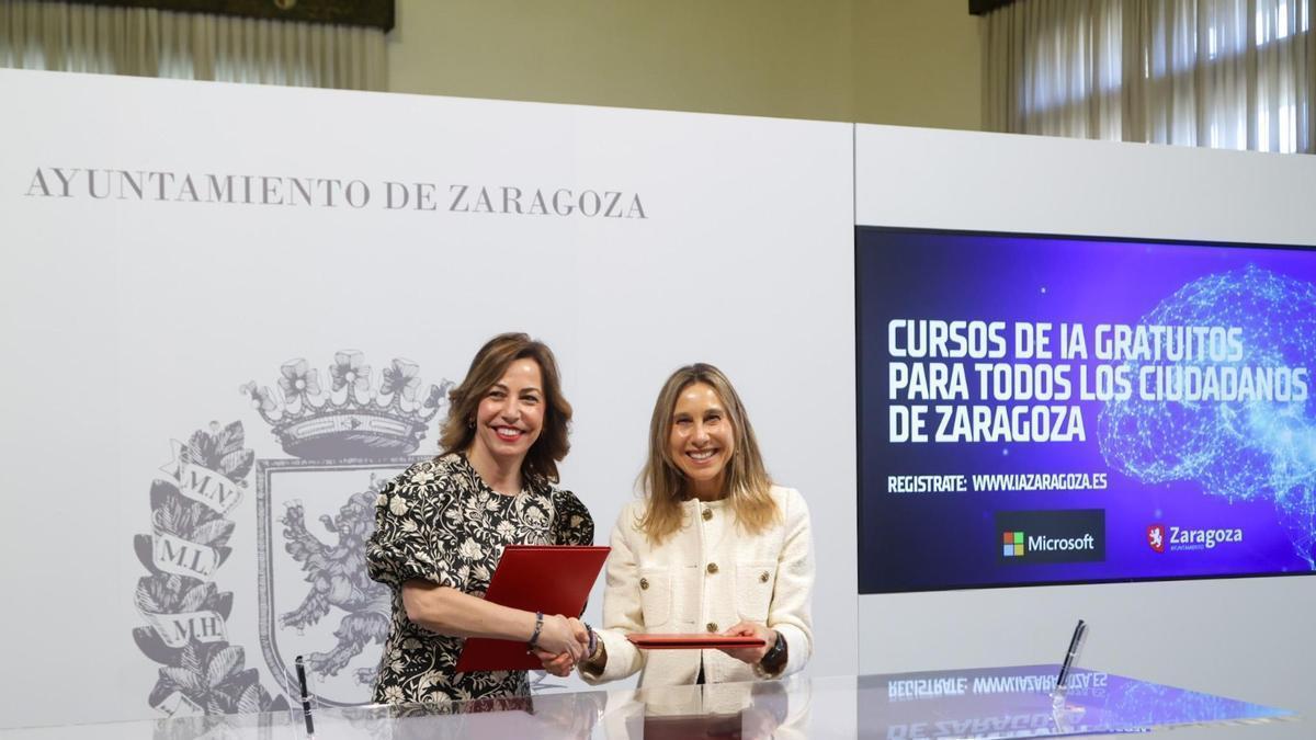Natalia Chueca y Sonia Marzo, este miércoles en la firma del convenio en el ayuntamiento.