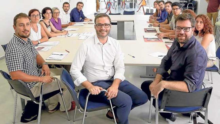 El equipo de gobierno de Cort se reunió ayer en el Hotel de Entidades del Camp Rodó.