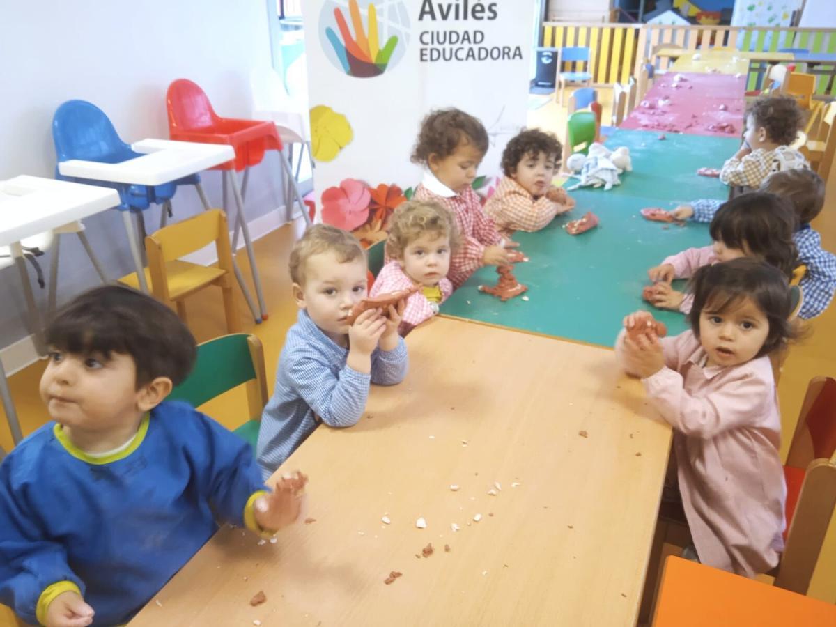 Alumnos de 2 y 3 años de la escuelina del Quirinal con piezas de barro en una imagen de archivo.