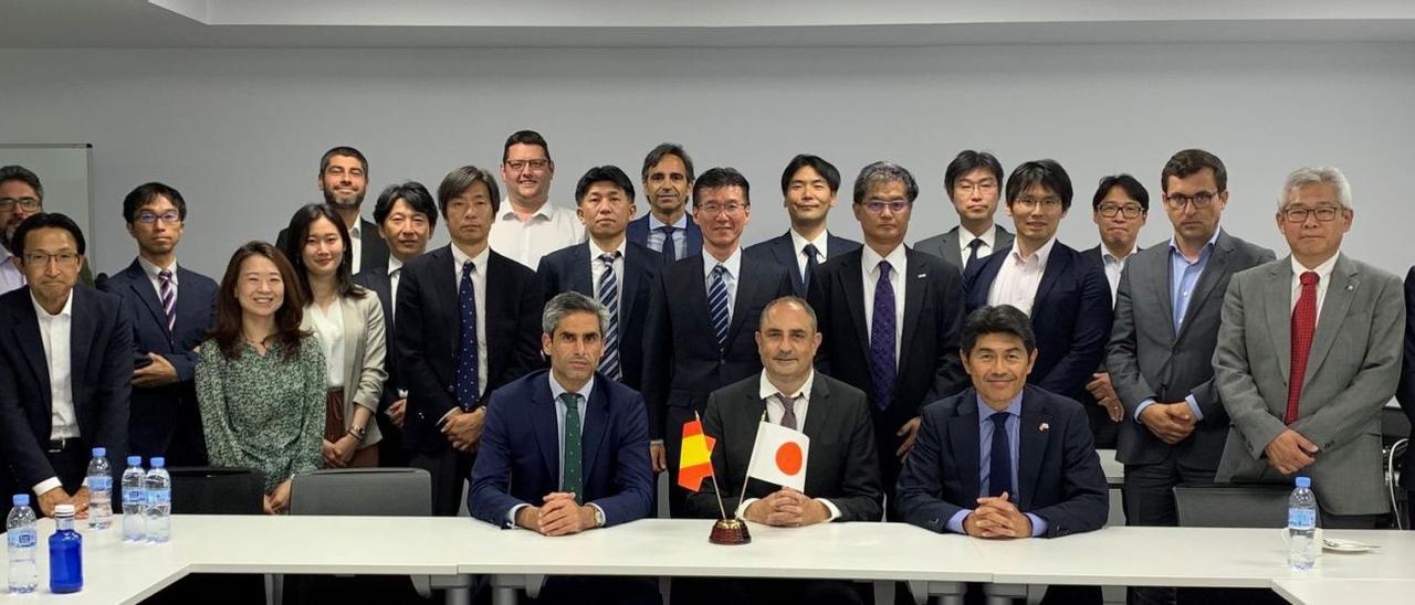 La misión comercial japonesa en Madrid. Sentados, de izquierda a derecha, Álvaro López y Luis Bausela, directivos de Duro Felguera, y Toyokazu Nagamune, director de JETRO, la agencia de comercio exterior nipona. | LNE