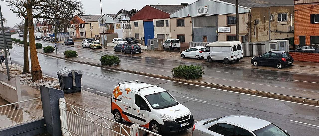 Naves de empresas en el polígono Fuente del Jarro, en Paterna. | M. A. MONTESINOS