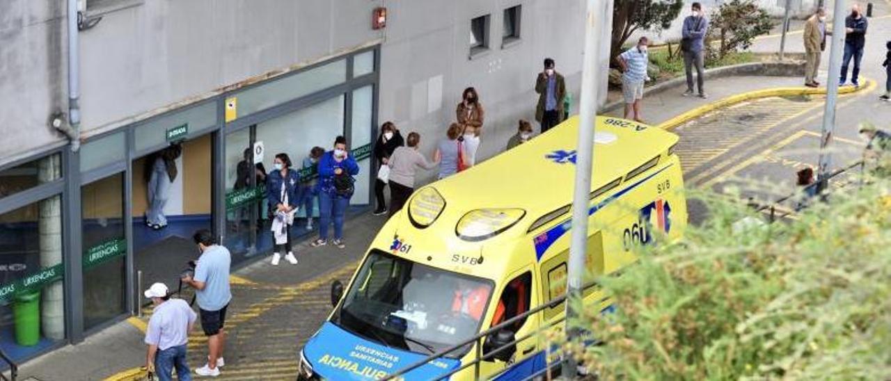 Pacientes esperando ayer a las puertas del servicio de Urgencias del Hospital Montecelo.