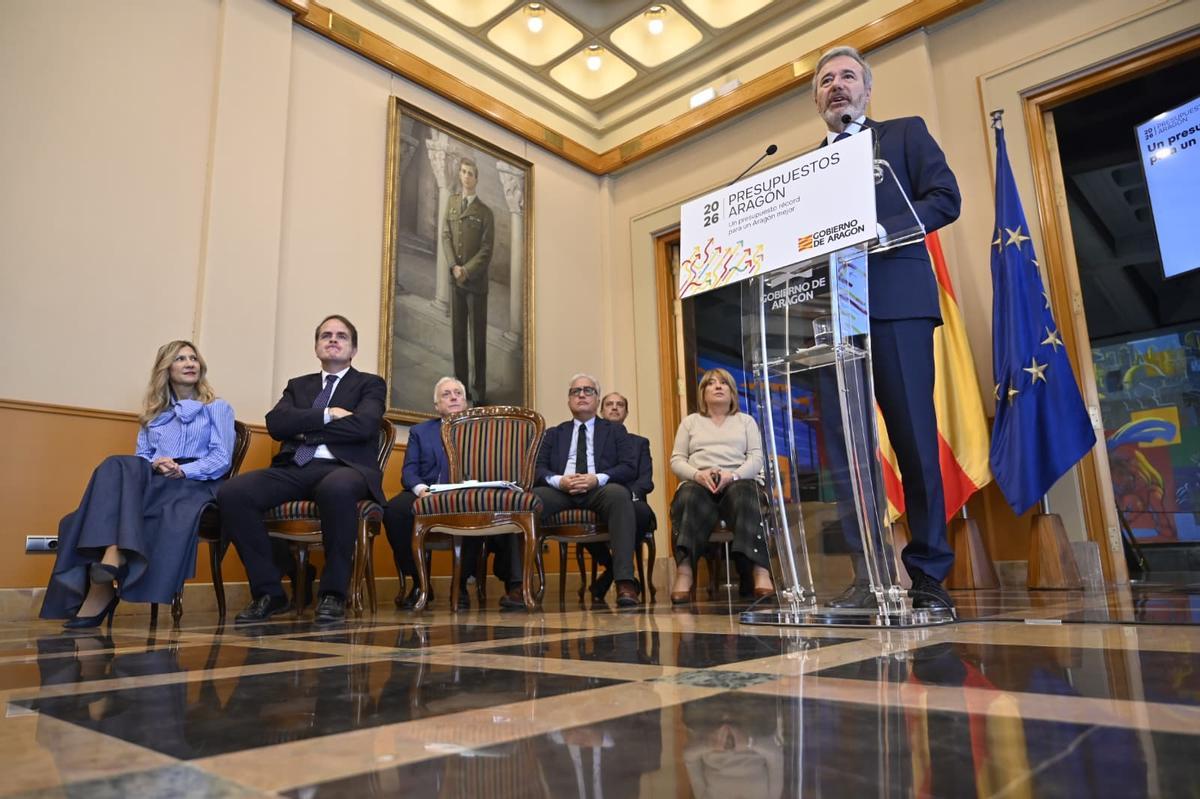 Los miembros del Consejo de Gobierno atienden a Azcón durante la presentación del Presupuesto.