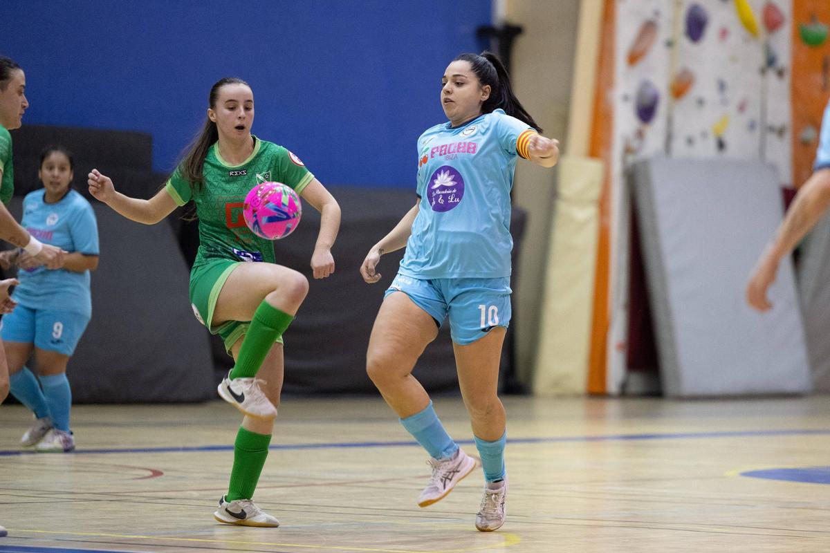 Faty Villar disputa un duelo durante el partido ante el Mioño