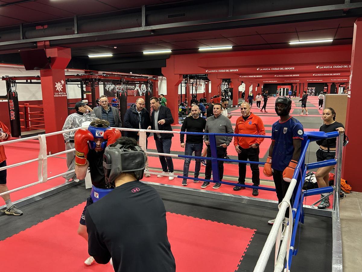 Bernabé Cano, alcalde de La Nucía visitó uno de los entrenamientos acompañado por Felipe Martínez, presidente de la Real Federación Española de Boxeo, junto al prestigioso entrenador Pedro Díaz y Sergio Villalba, concejal de Deportes.