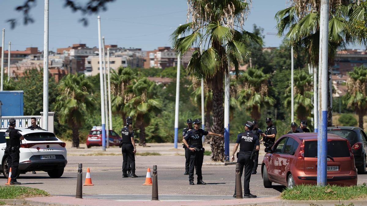 Agentes en prácticas durante un control de tráfico en Mérida.