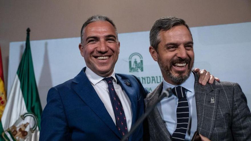 Los consejeros andaluces Elías Bendodo y Juan Bravo.
