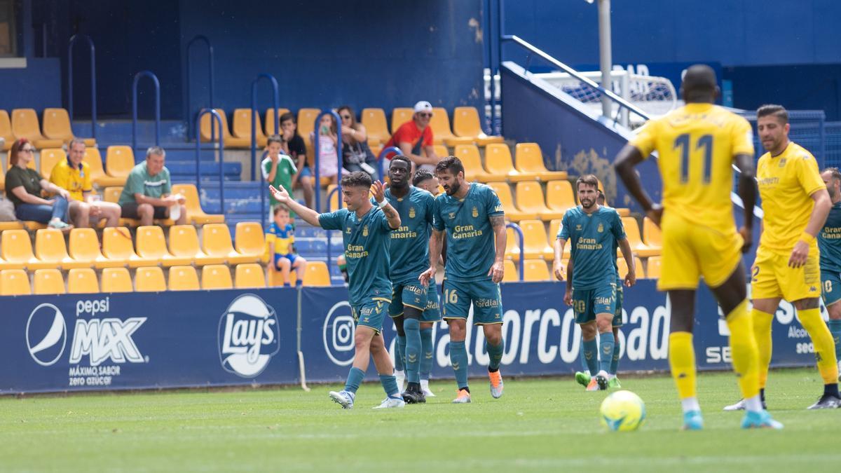 Los jugadores de la UD Las Palmas celebran el gol.