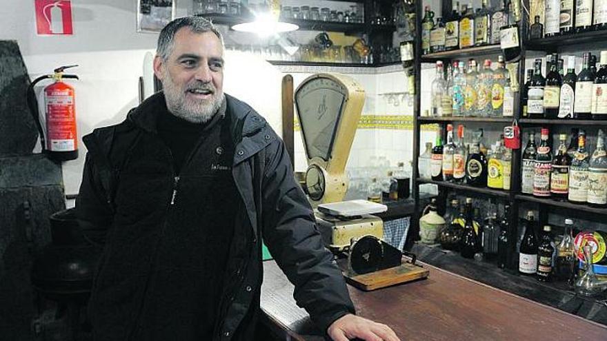 Francisco Cuesta, en la taberna del museo. A su derecha se ve ya instalado el extintor reglamentario.