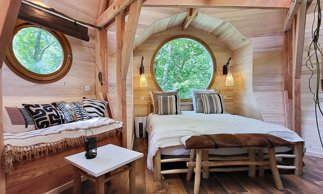 Espacio interior de la cabaña, con zona de estar y cocina integrada, diseñada para estancias sin prisas.