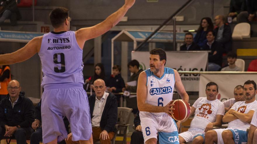 Baloncesto de otra época por una buena causa en el Palacio de los Deportes de Riazor