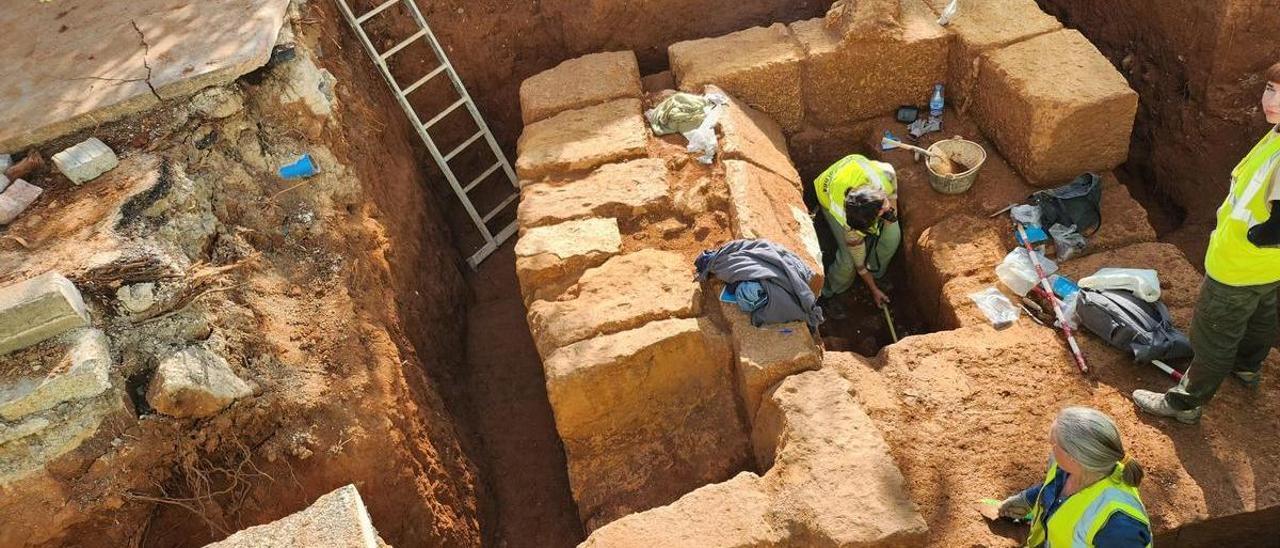 Trabajos en los restos del mausoleo.