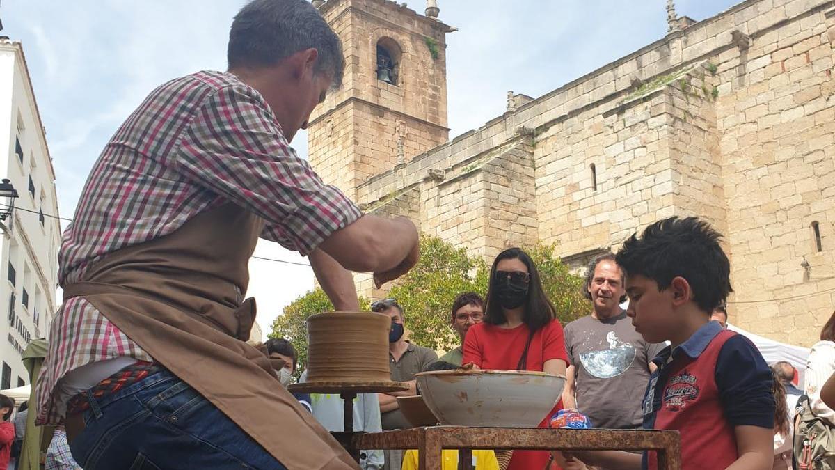 La Feria Tradicional de Artesanía llega este año a su décimo tercera edición.