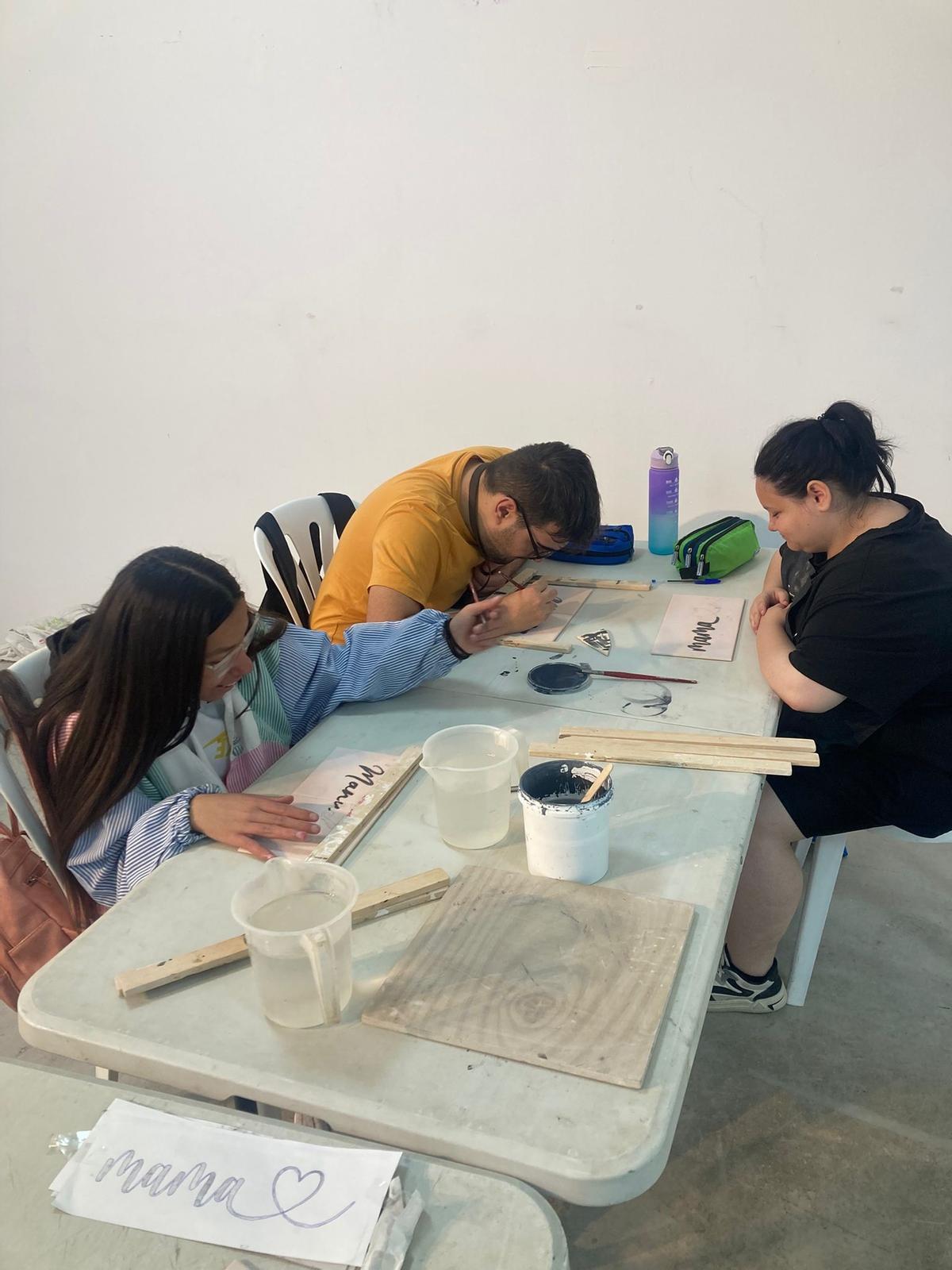 Ocho alumnos participan en este ciclo de FPB de Alfarería y Vidriería del IES Las Flores de Álora.