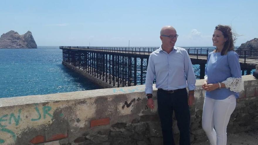 El consejero de Turismo, Juan Hernández, con la alcaldesa de Águilas, Carmen Moreno.